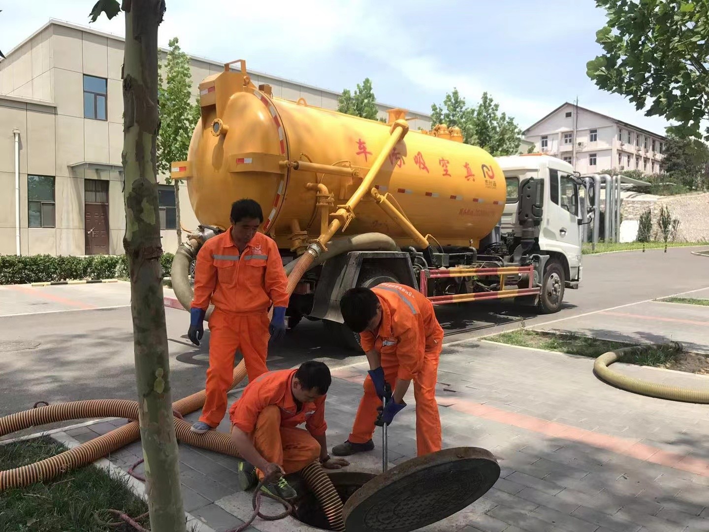 汉中管道疏通车停在窨井附近