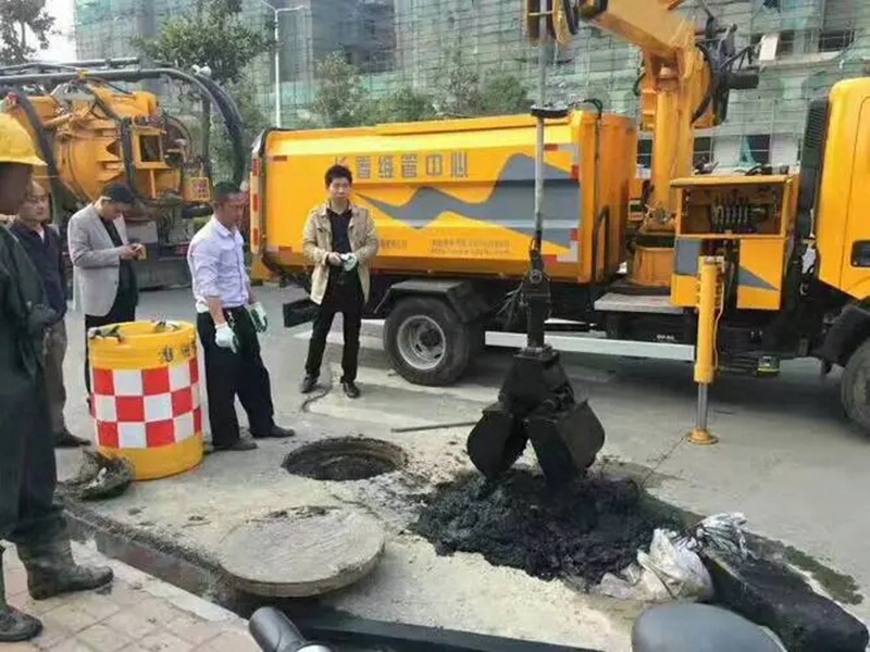 汉中街道：网格员化身“清道夫”，为民解忧疏通“堵心”化粪池