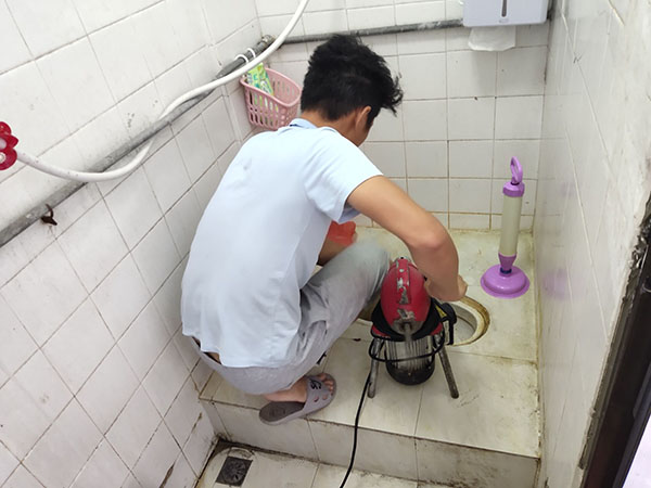 汉中管道堵塞冒臭气 专业师傅现场解决问题